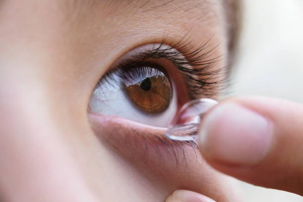 Brown Contact Lenses on Brown Eyes: Natural Beauty, Soft Change, and Everyday Style